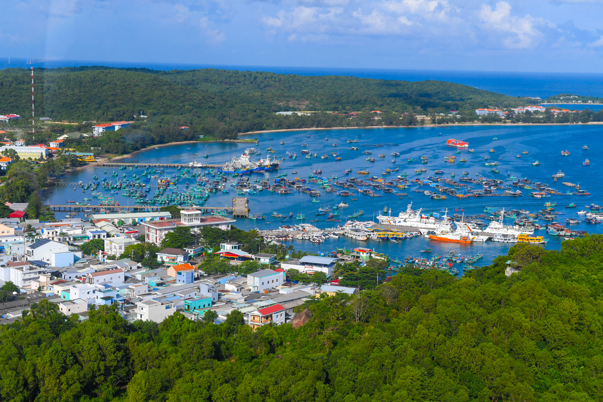 3 hòn đảo có sân bay ở Việt Nam: Nơi là thiên đường nghỉ dưỡng, nơi có đường cao tốc, nơi thu hơn 3.000 tỷ mỗi năm nhờ du lịch - Ảnh 5