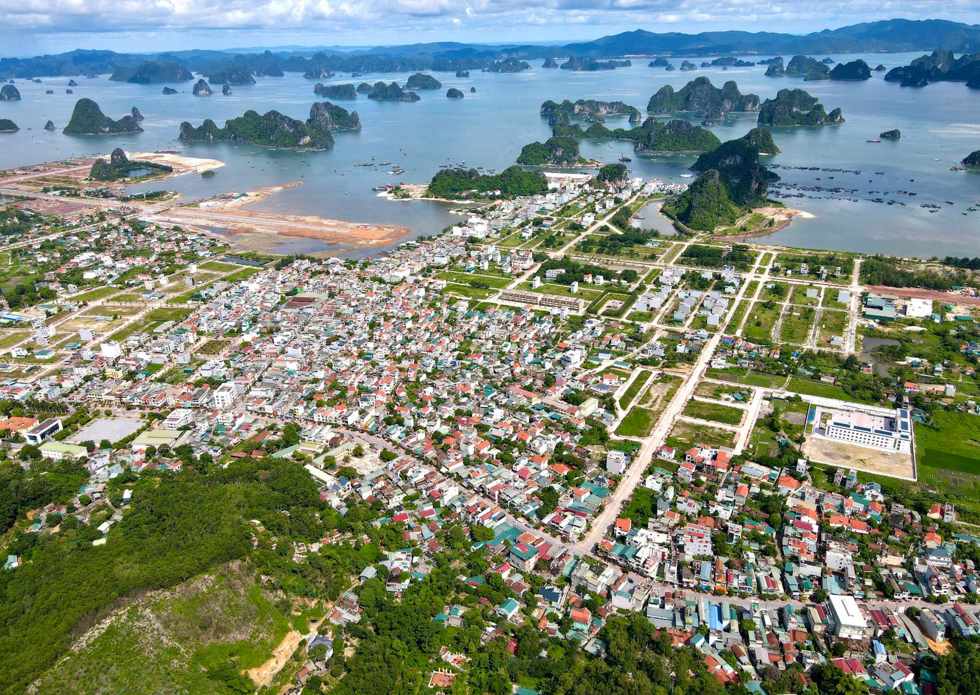 3 hòn đảo có sân bay ở Việt Nam: Nơi là thiên đường nghỉ dưỡng, nơi có đường cao tốc, nơi thu hơn 3.000 tỷ mỗi năm nhờ du lịch - Ảnh 8