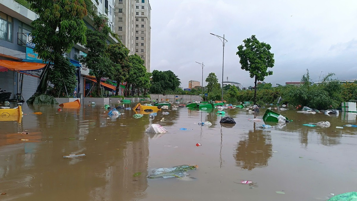 Nhiều khu chung cư Hà Nội thành 'ốc đảo' sau mưa lớn, dân dựng đập ngăn nước tràn vào hầm - Ảnh 2