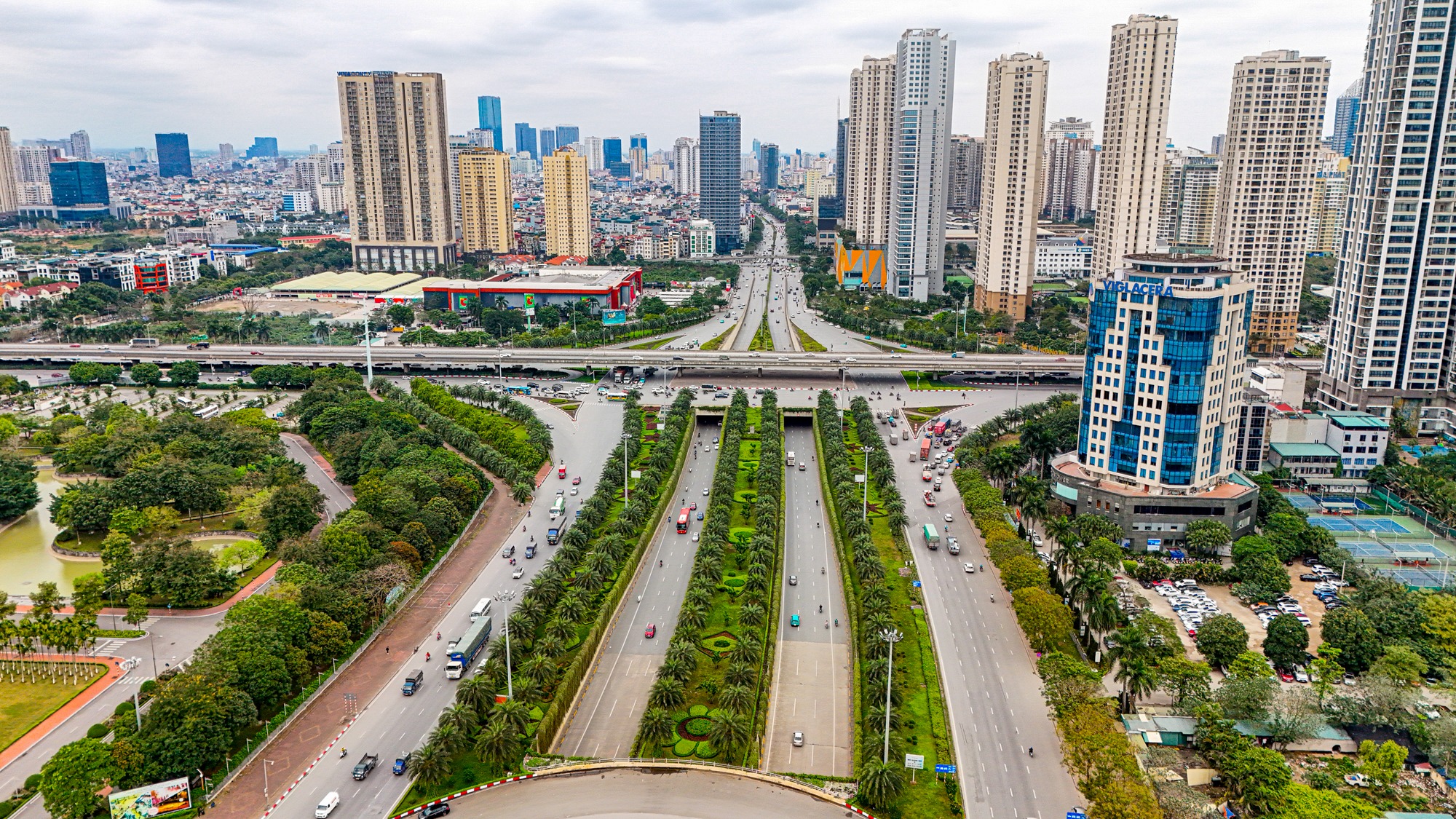 Chung cư bình dân “tuyệt chủng”, trung cấp dần biến mất, cao cấp giá mềm ngày càng hiếm: Người dân có thu nhập tốt 40-50 triệu/tháng vẫn không “dám” mua nhà - Ảnh 2
