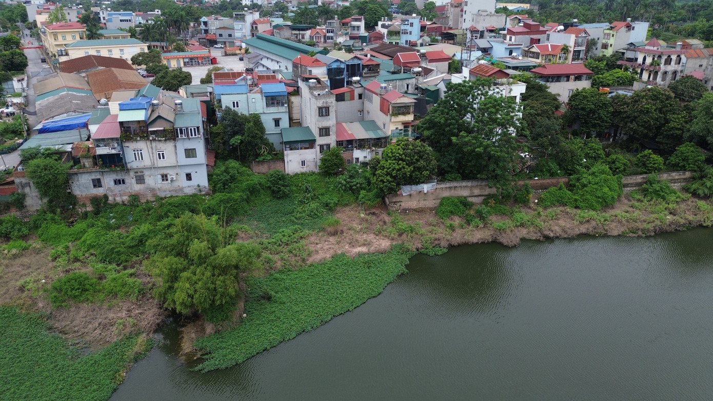 Hà Nội: Nhiều hộ dân sống bất an trong những căn nhà xập xệ nhưng không được xây mới dù có sổ đỏ - Ảnh 2
