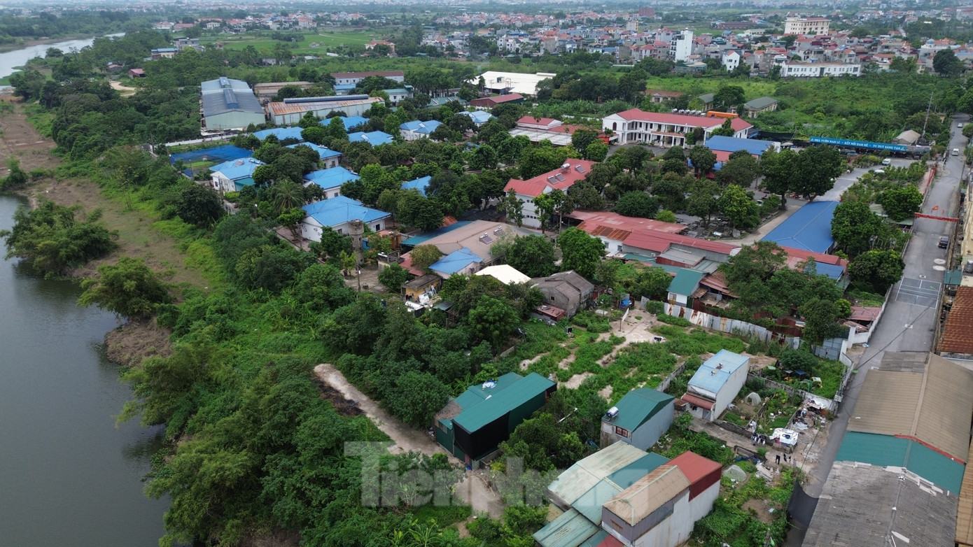 Hà Nội: Nhiều hộ dân sống bất an trong những căn nhà xập xệ nhưng không được xây mới dù có sổ đỏ - Ảnh 1