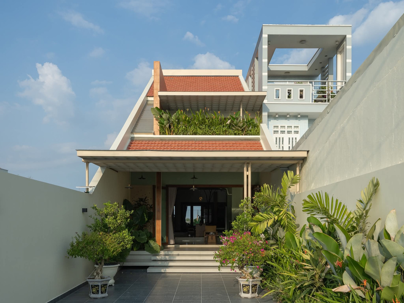 Ngôi nhà hiện đại ở Miền Tây rộng 120m2 mang vẻ đẹp nhà vườn truyền thống - Ảnh 1