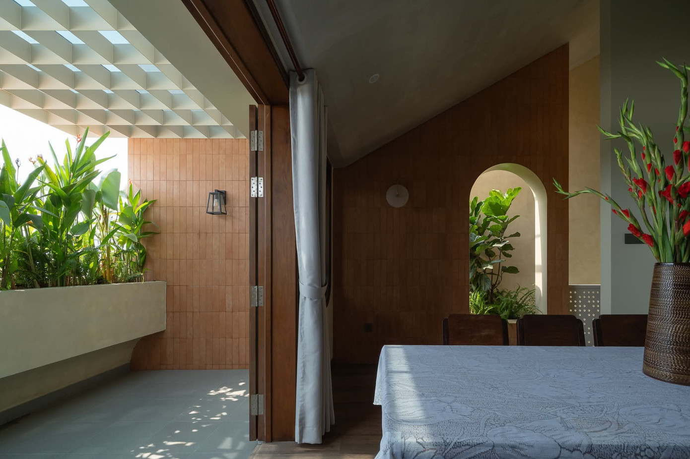 Ngôi nhà hiện đại ở Miền Tây rộng 120m2 mang vẻ đẹp nhà vườn truyền thống - Ảnh 15