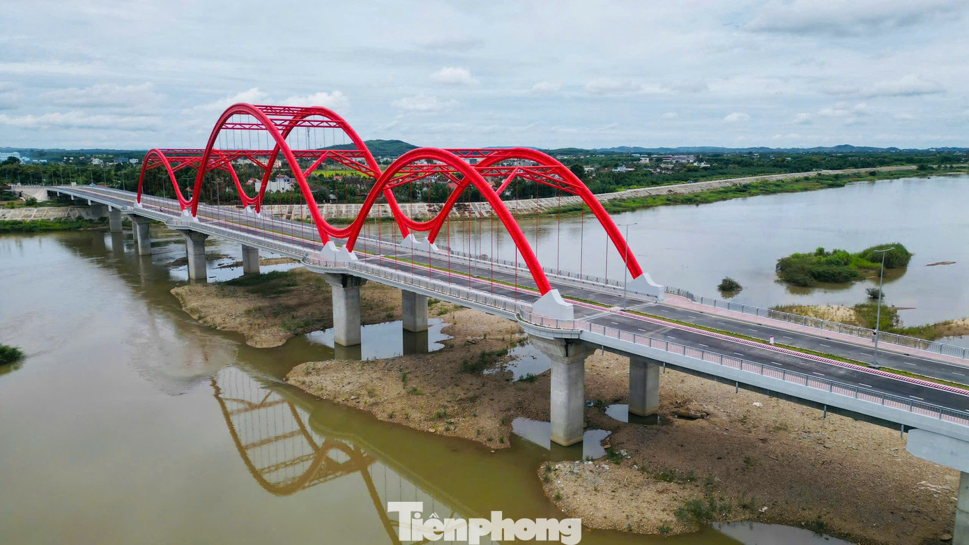 Cận cảnh cầu vòm thép đầu tiên ở Quảng Ngãi mang tên Phước Lộc - Ảnh 2
