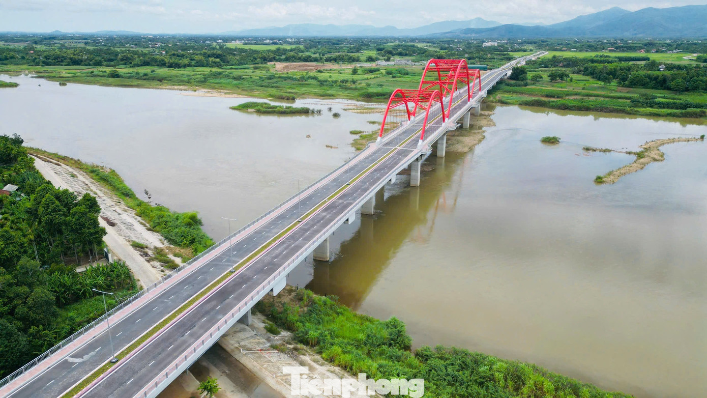 Cận cảnh cầu vòm thép đầu tiên ở Quảng Ngãi mang tên Phước Lộc - Ảnh 1