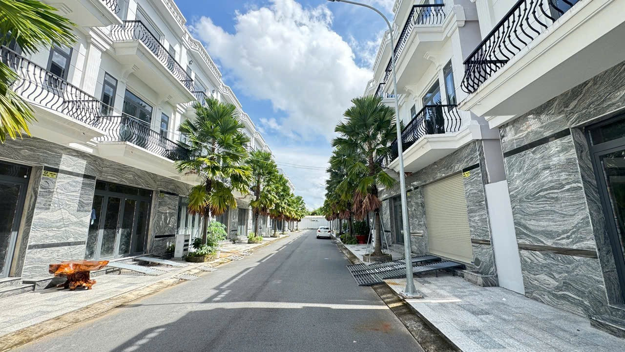 Cận cảnh 42 căn nhà liền kề xây không phép, chủ đầu tư 'biến mất' - Ảnh 2