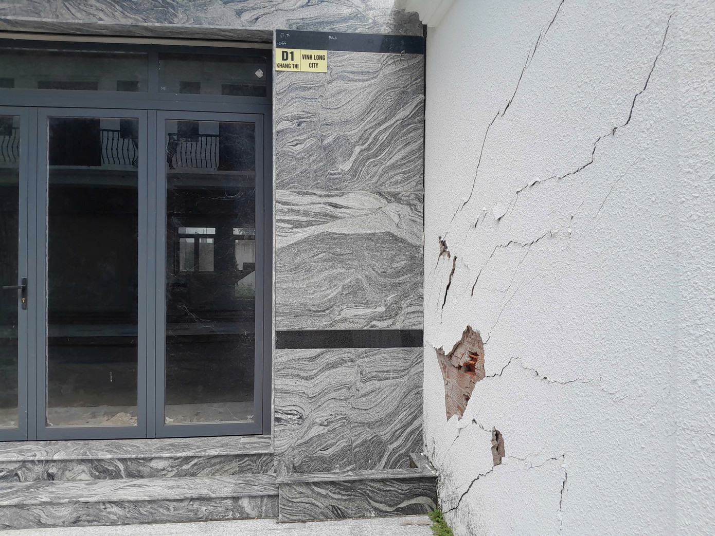 Cận cảnh 42 căn nhà liền kề xây không phép, chủ đầu tư 'biến mất' - Ảnh 9