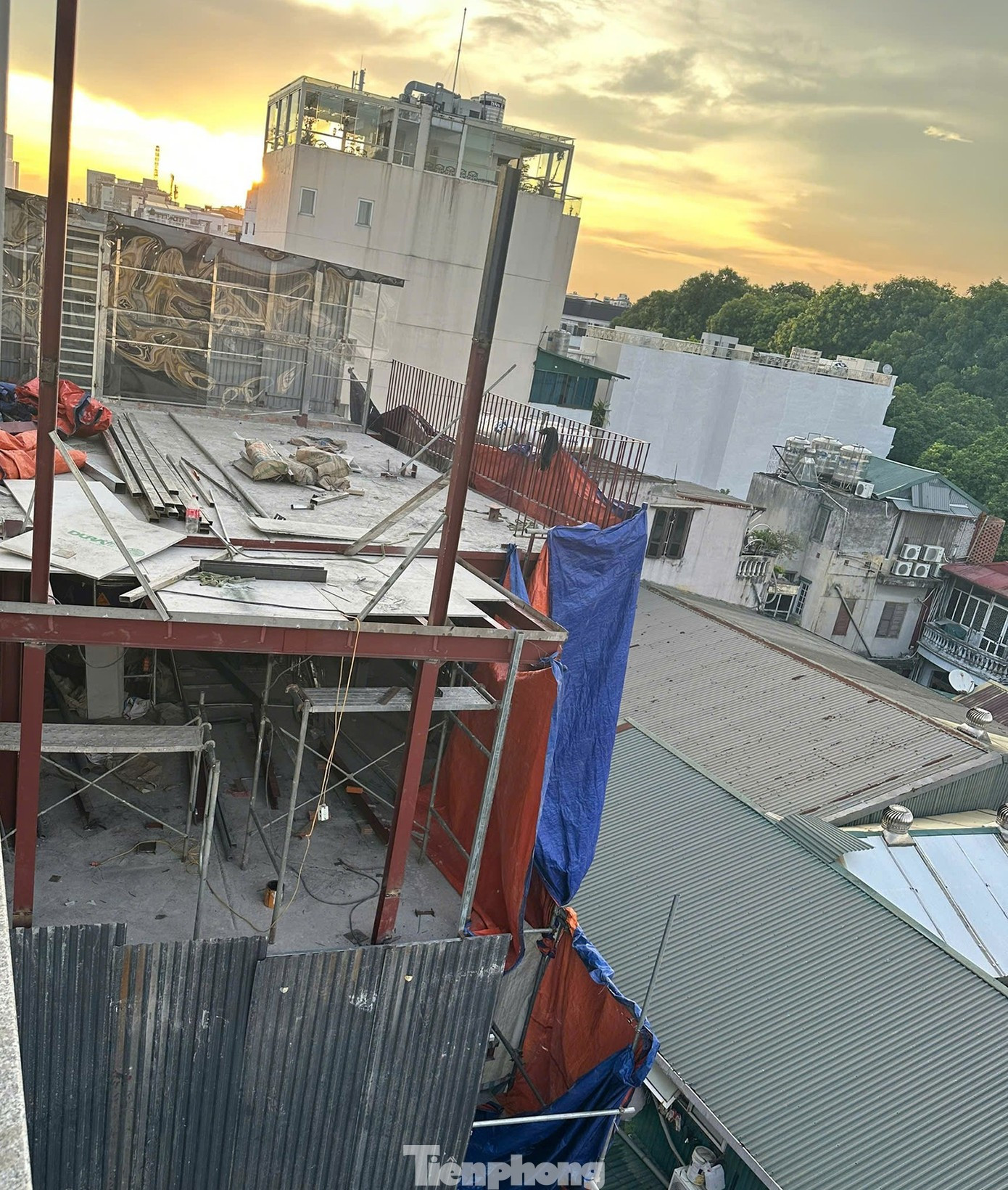 Công trình chồng tầng trái phép sát hồ Gươm bị phạt hơn 100 triệu đồng, không tự tháo dỡ sẽ cưỡng chế - Ảnh 1