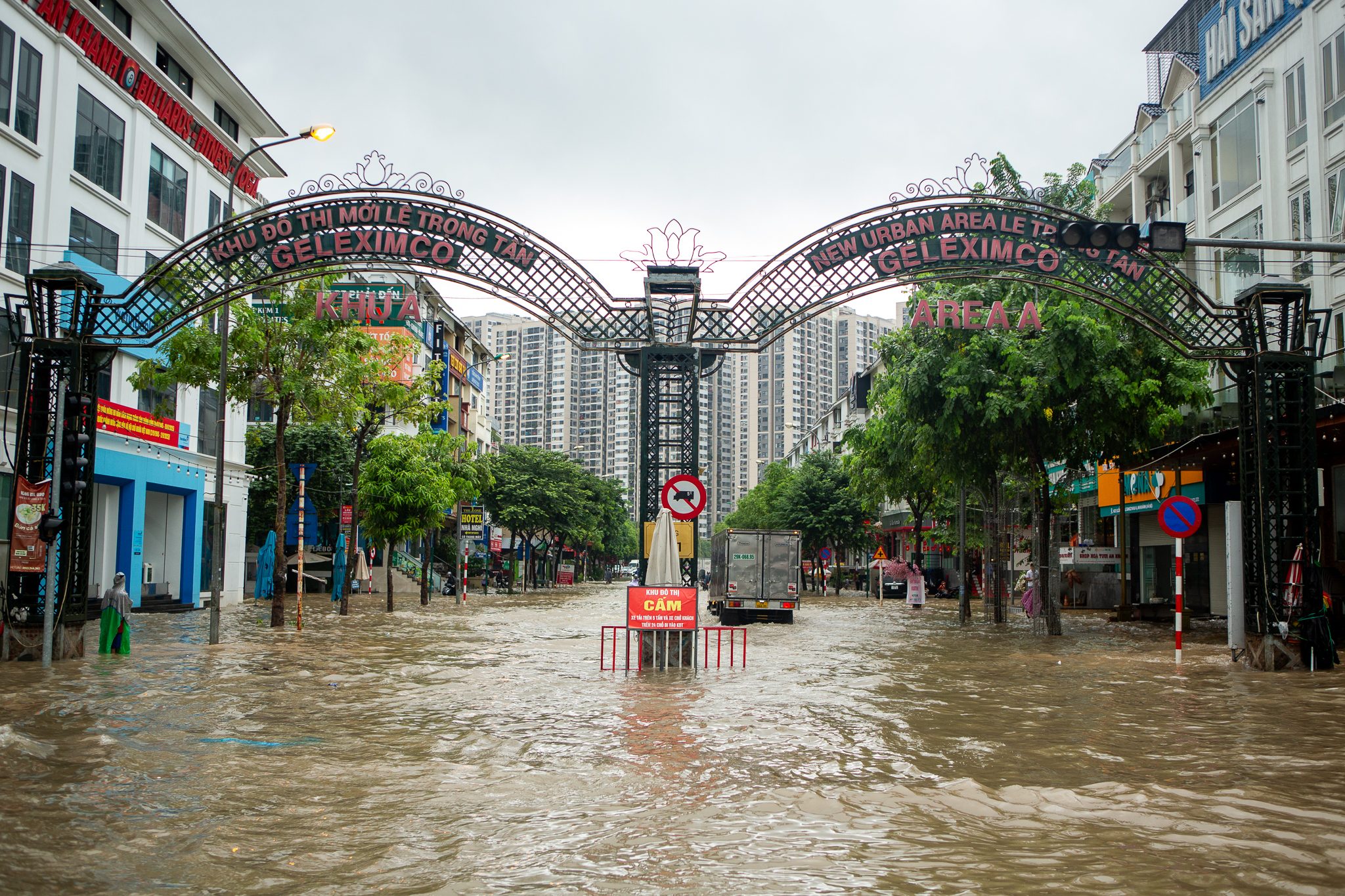 Cảnh đi thuyền, kéo xe tự chế tại khu đô thị triệu USD nhưng hễ mưa là ngập ở Hà Nội - Ảnh 1
