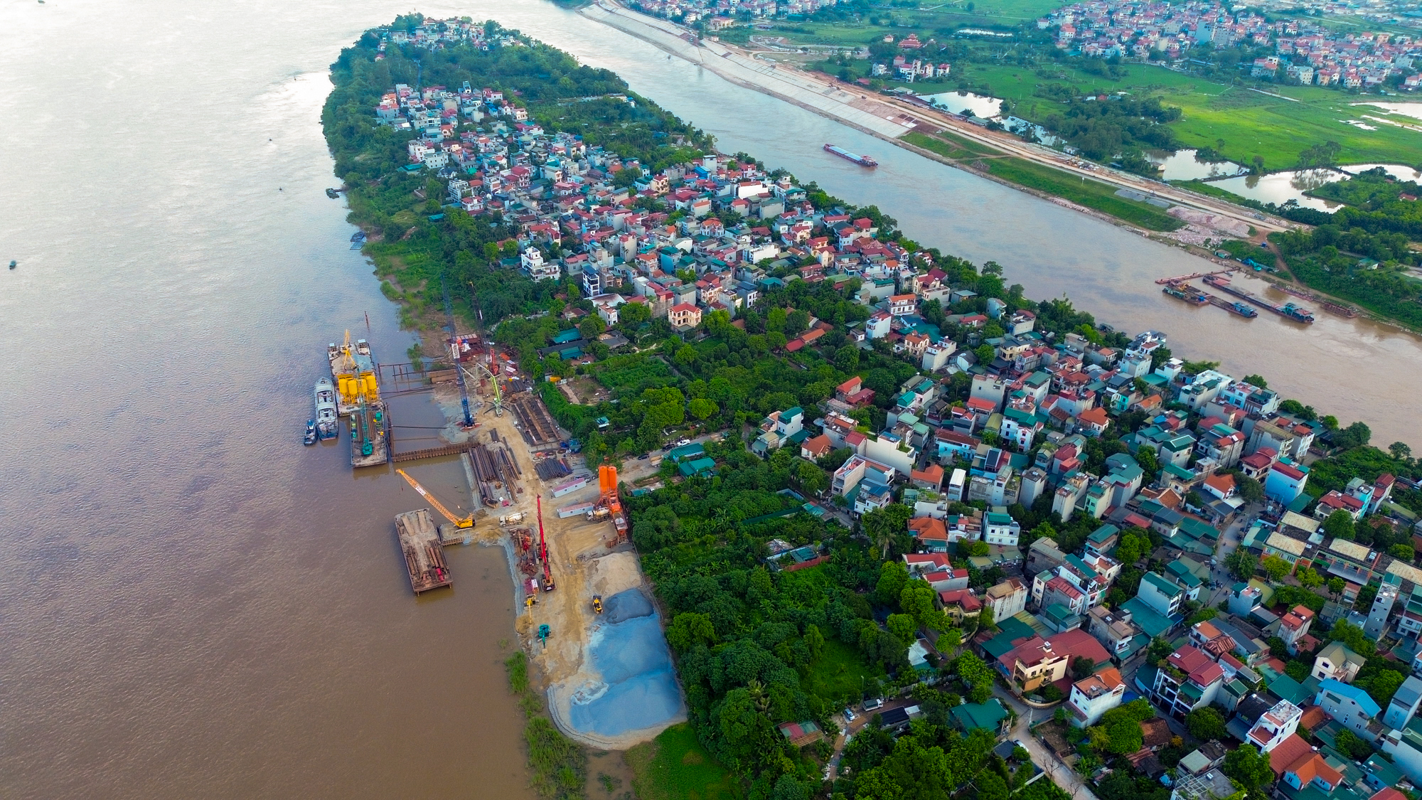 Toàn cảnh công trường xây cầu có trụ cao nhất, nhịp chính dài thứ 2 Việt Nam kết nối đại dự án “nóng” bậc nhất của tỷ phú Phạm Nhật Vượng - Ảnh 12