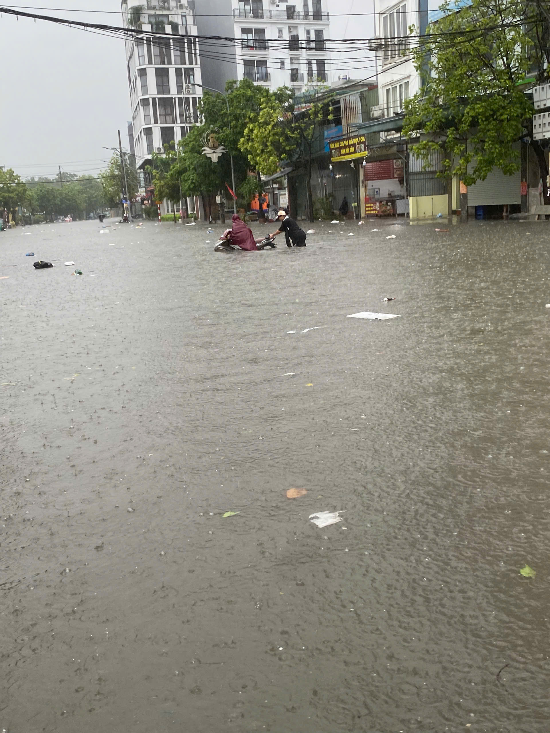 Mưa lớn kéo dài, hàng loạt khu nhà giàu ở Hà Nội lại biến thành "làng chài" - Ảnh 5