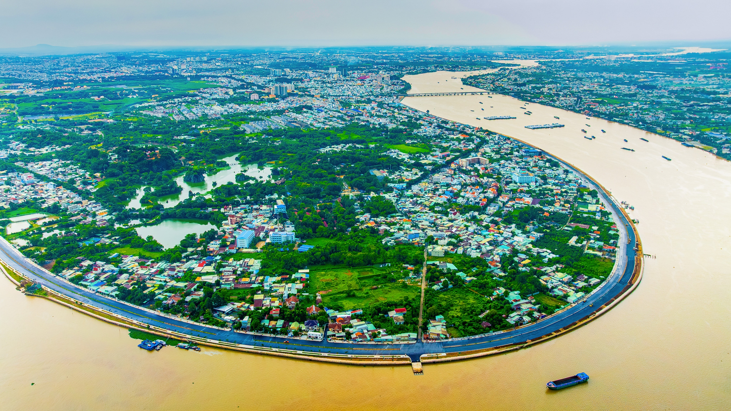Khúc sông mỗi km “cõng” gần một tỷ USD bất động sản: Loạt ông lớn Vingroup, Sun Group, Novaland…quy tụ - Ảnh 5