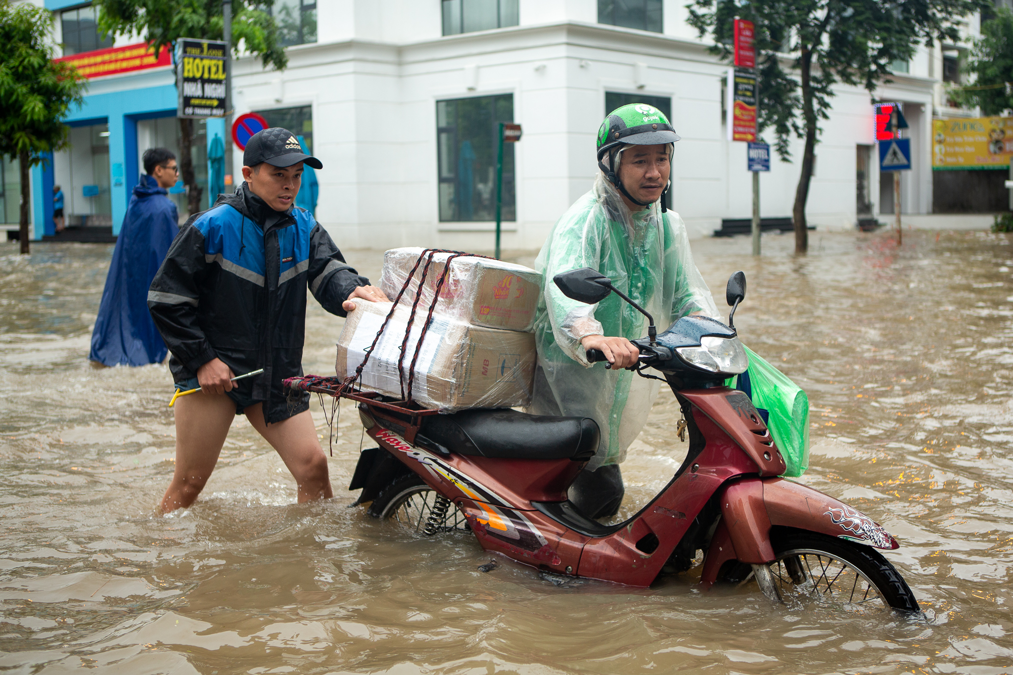 Cảnh đi thuyền, kéo xe tự chế tại khu đô thị triệu USD nhưng hễ mưa là ngập ở Hà Nội - Ảnh 9