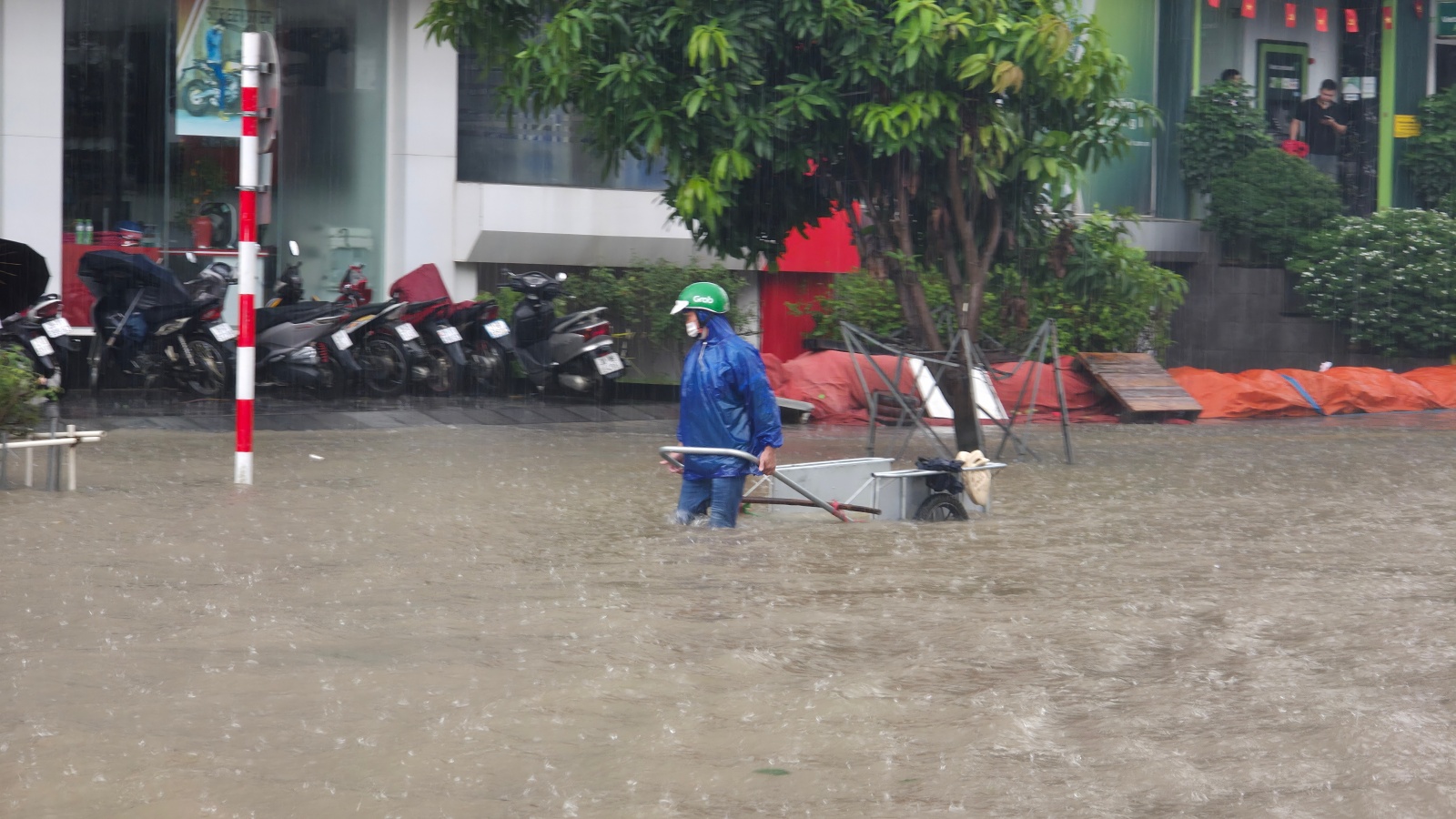 Mưa tầm tã không ngớt, "khu nhà giàu" Hà Nội ngập sâu: Nhiều biệt thự phải dựng rào chắn bằng tấm tôn, ngăn nước tràn vào - Ảnh 5