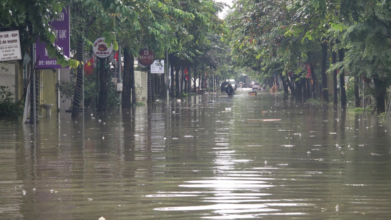 Mưa tầm tã không ngớt, "khu nhà giàu" Hà Nội ngập sâu: Nhiều biệt thự phải dựng rào chắn bằng tấm tôn, ngăn nước tràn vào - Ảnh 1