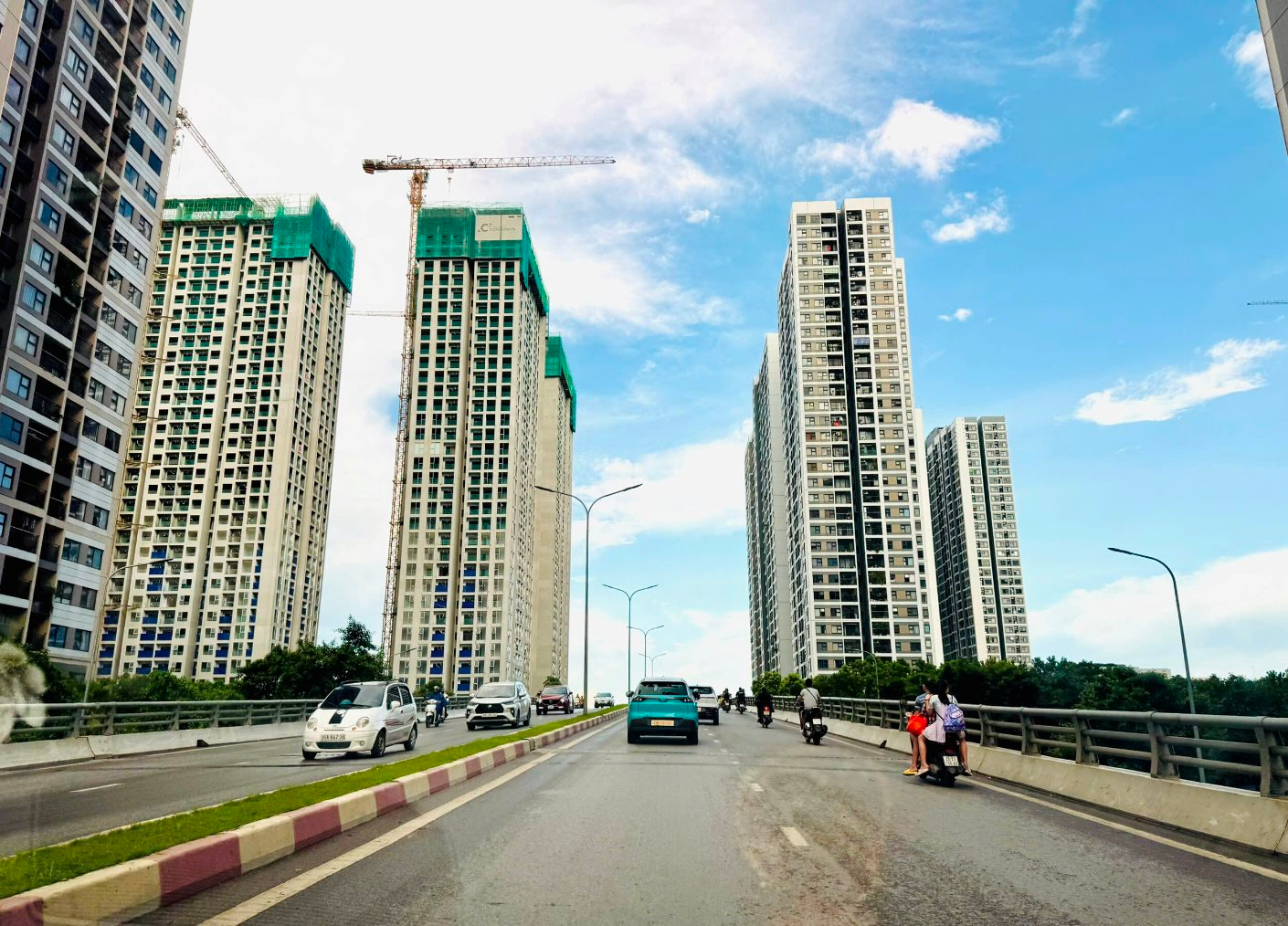 Lượng tiền dồi dào trên thị trường đang “thổi bùng” cơn sốt bất động sản - Ảnh 1