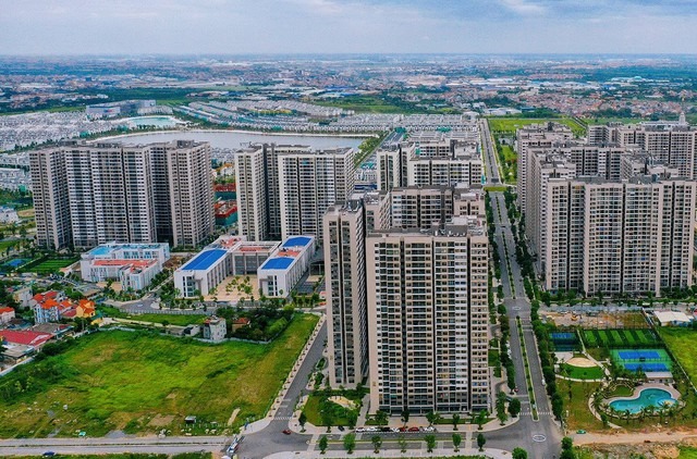 Chung cư 70m2 giờ đã lên tới 5,3 tỷ đồng: Một gia đình thu nhập trung bình phải mất tới gần 27 năm nếu dành toàn bộ thu nhập để mua nhà - Ảnh 1