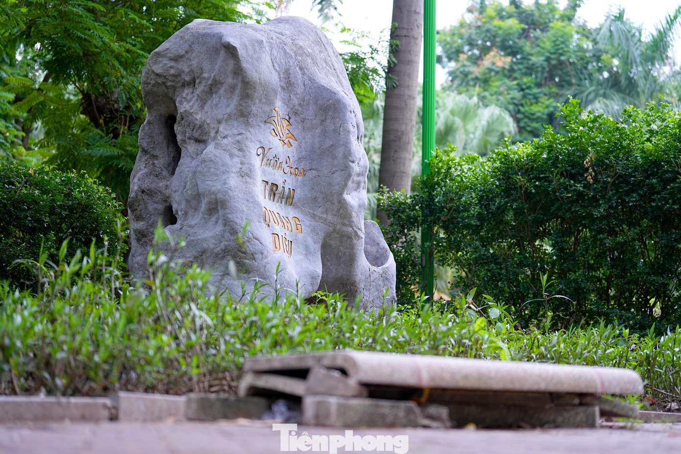 Cảnh hoang tàn, xuống cấp tại vườn hoa 52 tỷ ở Hà Nội - Ảnh 1