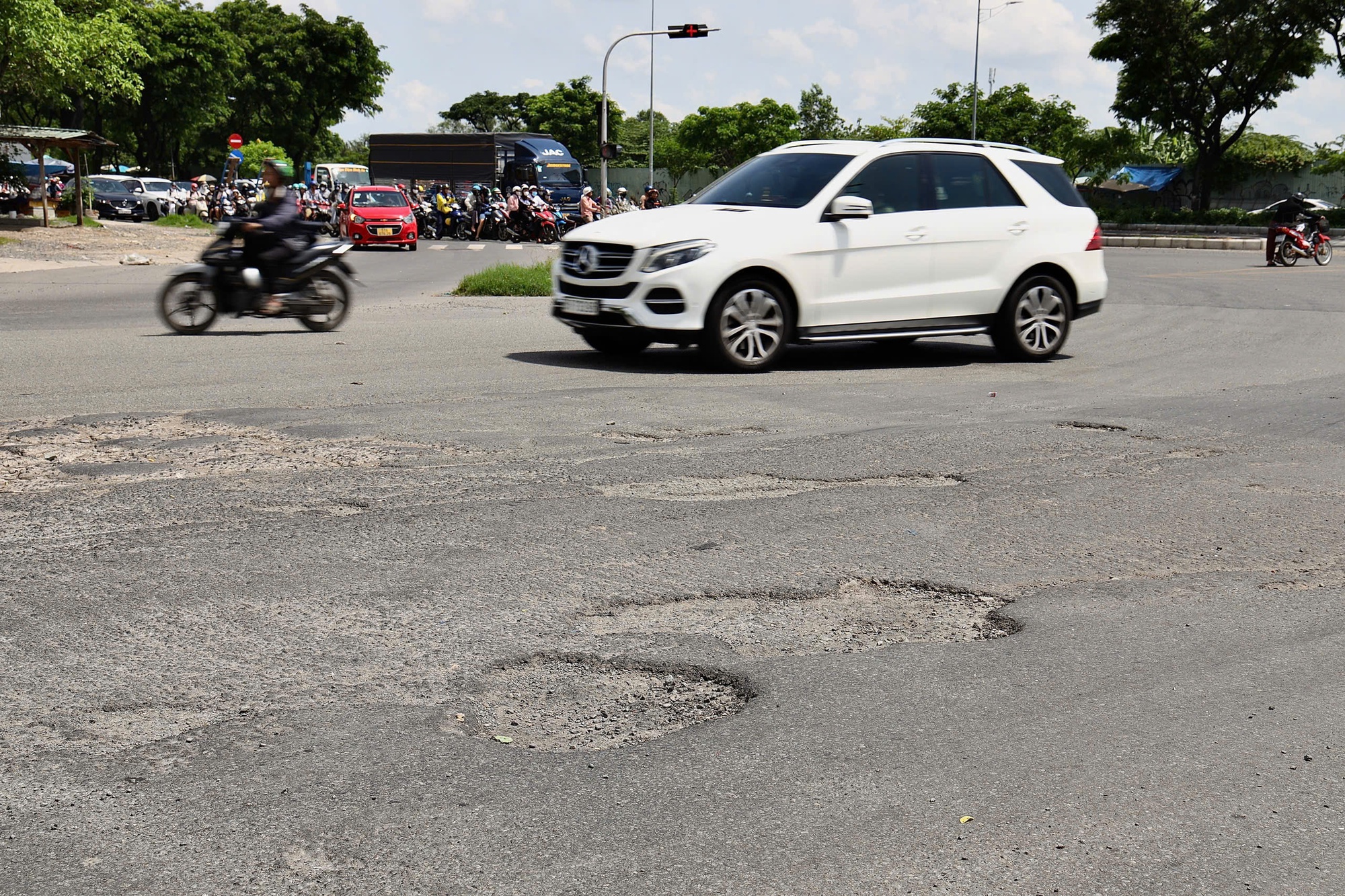 Hầm chui Nguyễn Văn Linh lồi lõm, Ban Giao thông nói gì? - Ảnh 1