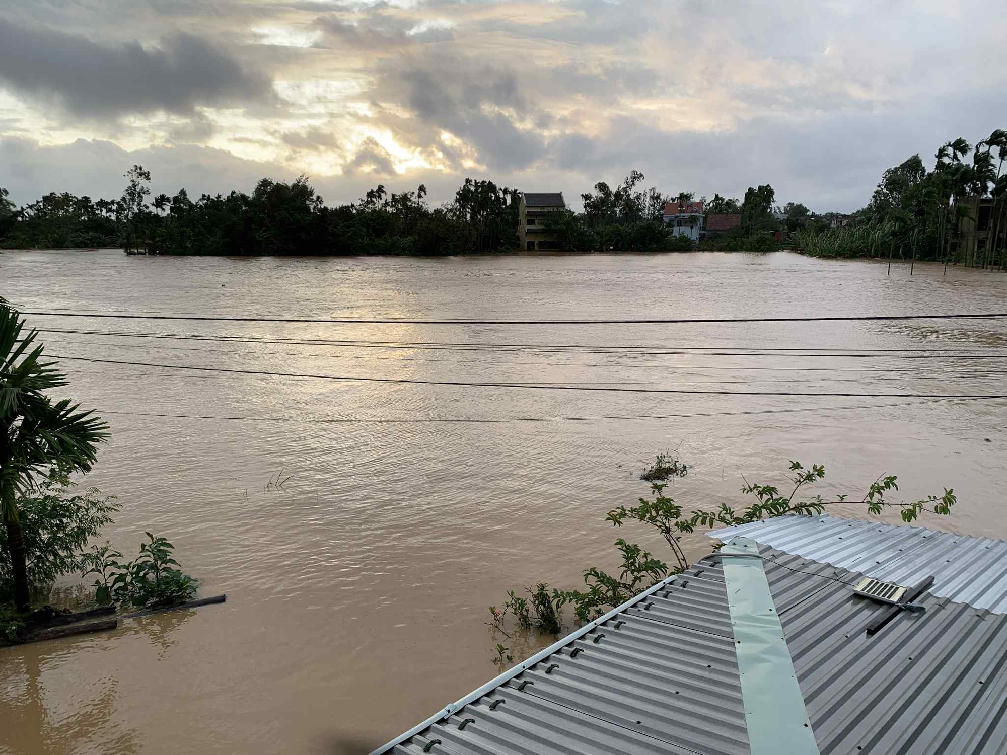 Nắng lên, hàng chục ngàn nhà dân ở Đà Nẵng vẫn ngập sâu trong lũ lịch sử - Ảnh 2