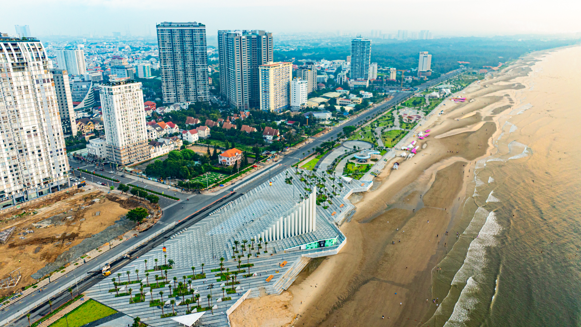 Cận cảnh tòa tháp có 143 trụ bê tông, trị giá 155 tỷ, là món quà của Sun Group: Thi công nhanh kỷ lục, vừa hoàn thành đã là điểm hot check in - Ảnh 1