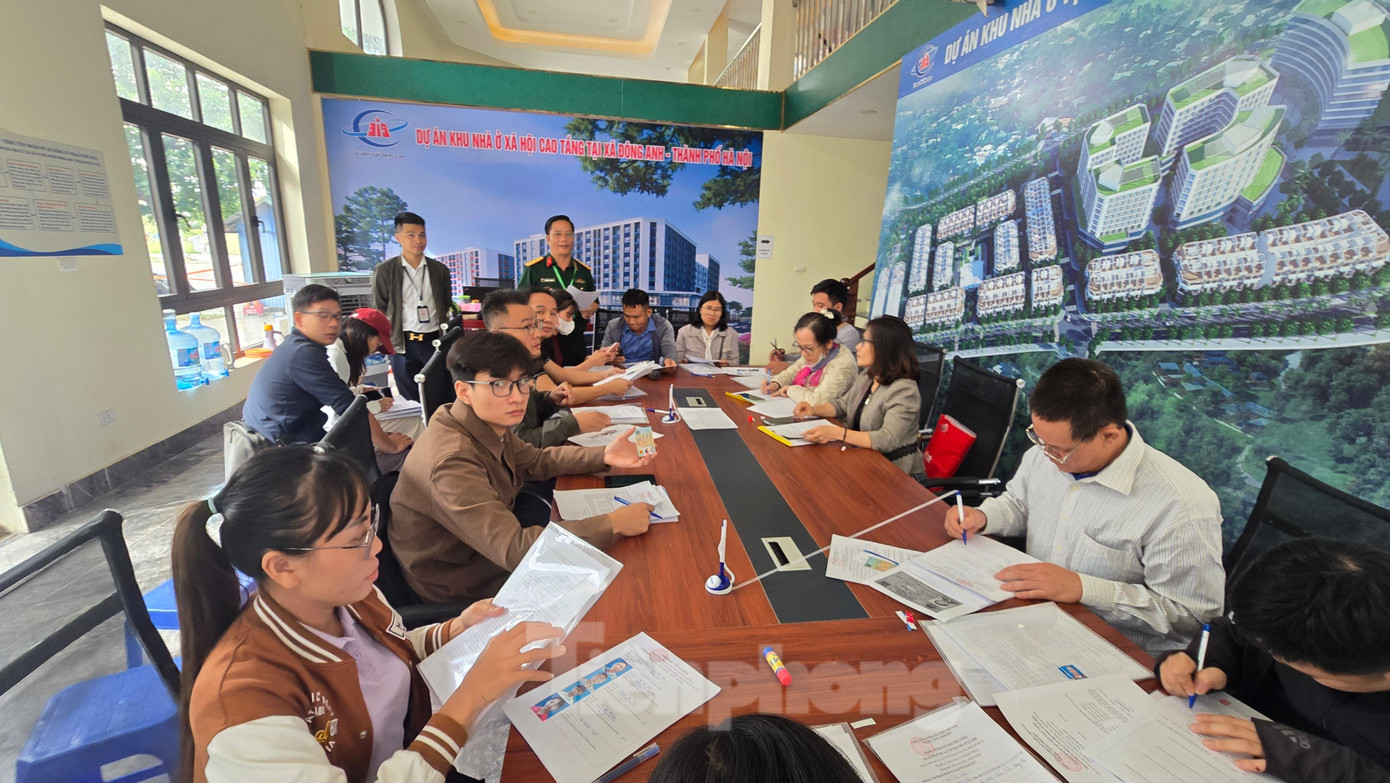 Người dân xếp hàng, tiếp tế lương khô chờ nộp hồ sơ 'săn' nhà ở xã hội - Ảnh 1