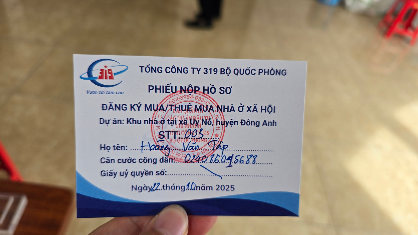 Xếp hàng nộp hồ sơ mua NOXH ngoại thành Hà Nội từ 2 giờ sáng - Ảnh 6