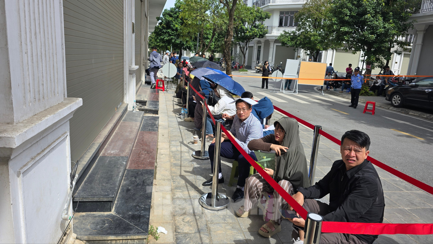 Xếp hàng nộp hồ sơ mua NOXH ngoại thành Hà Nội từ 2 giờ sáng - Ảnh 2