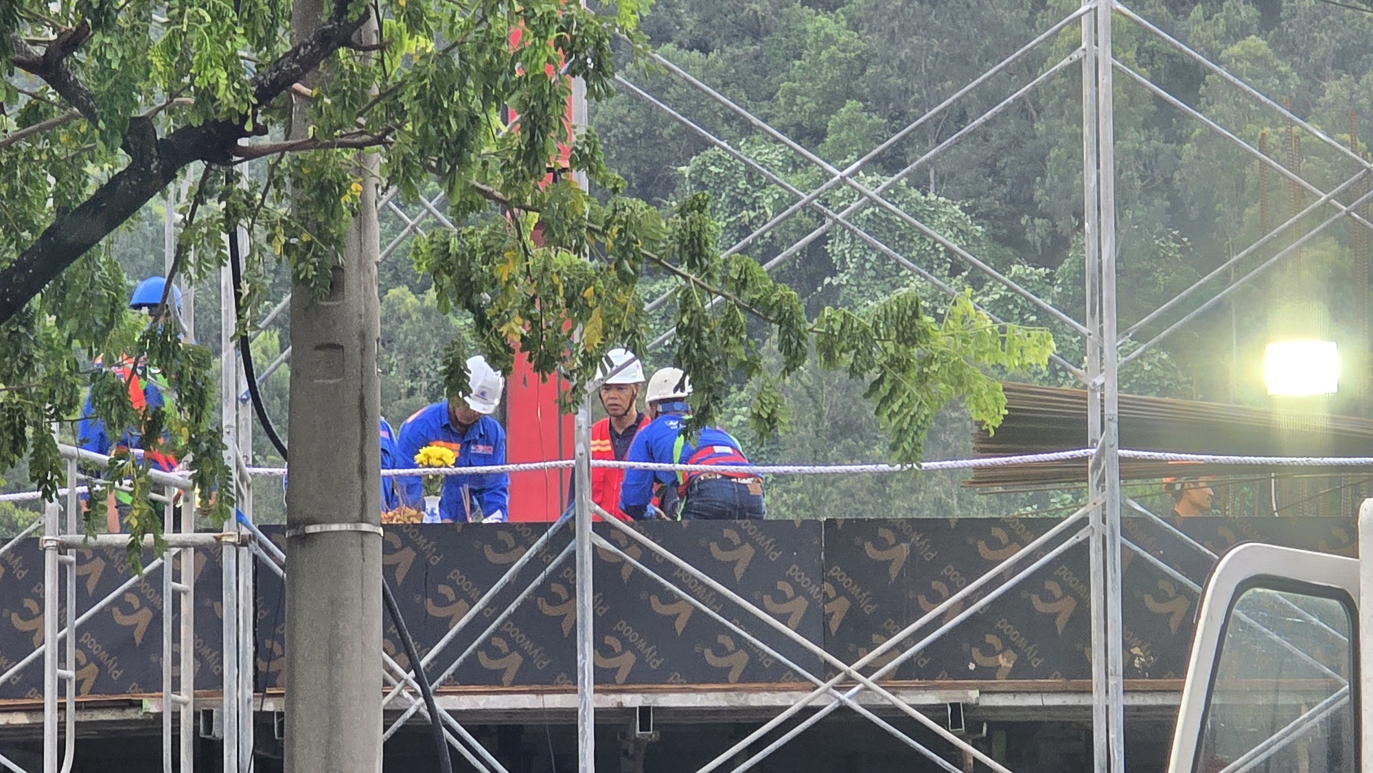 Công an Đà Nẵng vào cuộc vụ gãy tháp cẩu công trình xây dựng, 1 người tử vong - Ảnh 1