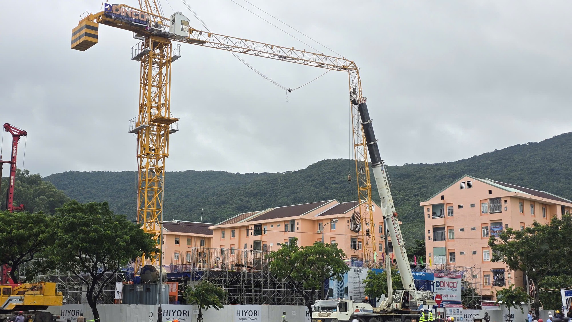 Công an Đà Nẵng vào cuộc vụ gãy tháp cẩu công trình xây dựng, 1 người tử vong - Ảnh 2