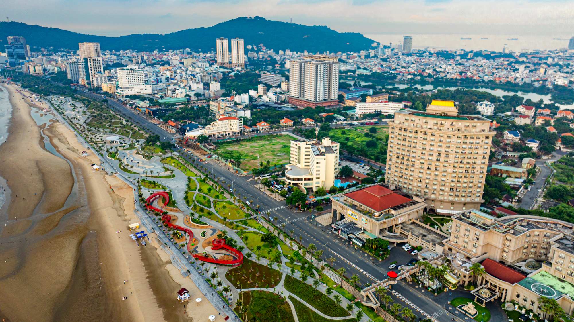 Cận cảnh tòa tháp có 143 trụ bê tông, trị giá 155 tỷ, là món quà của Sun Group: Thi công nhanh kỷ lục, vừa hoàn thành đã là điểm hot check in - Ảnh 12