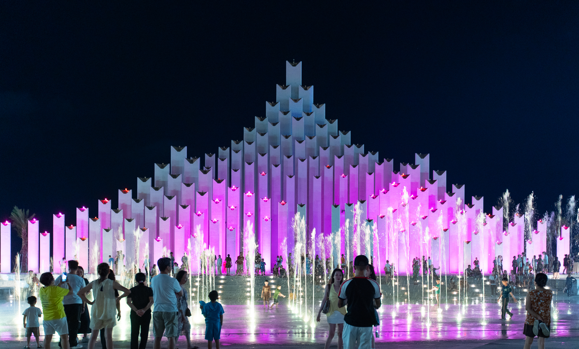 Cận cảnh tòa tháp có 143 trụ bê tông, trị giá 155 tỷ, là món quà của Sun Group: Thi công nhanh kỷ lục, vừa hoàn thành đã là điểm hot check in - Ảnh 2