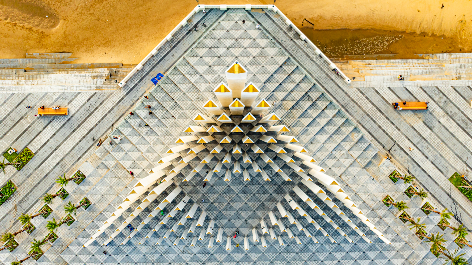 Cận cảnh tòa tháp có 143 trụ bê tông, trị giá 155 tỷ, là món quà của Sun Group: Thi công nhanh kỷ lục, vừa hoàn thành đã là điểm hot check in - Ảnh 3