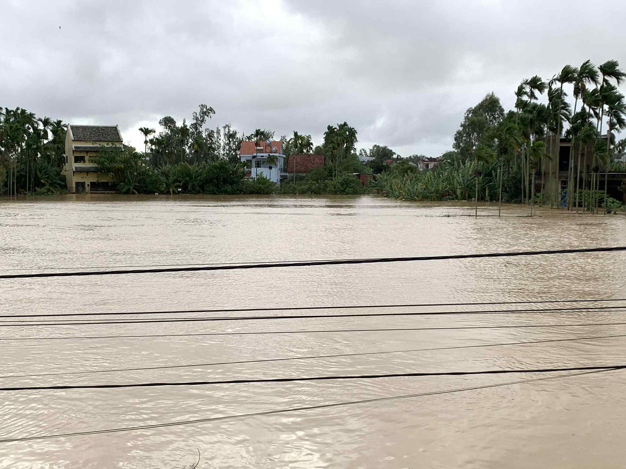 Nắng lên, hàng chục ngàn nhà dân ở Đà Nẵng vẫn ngập sâu trong lũ lịch sử - Ảnh 1