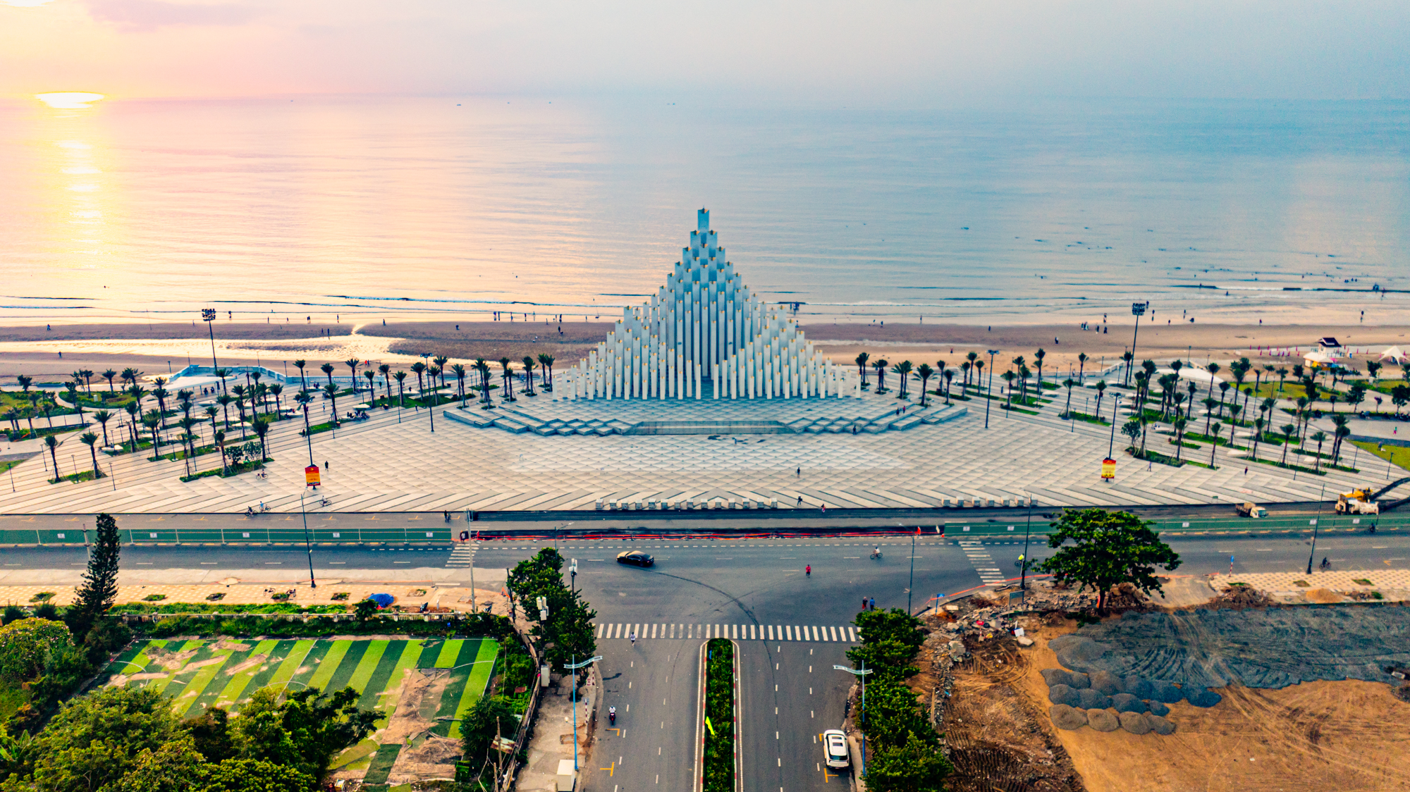 Cận cảnh tòa tháp có 143 trụ bê tông, trị giá 155 tỷ, là món quà của Sun Group: Thi công nhanh kỷ lục, vừa hoàn thành đã là điểm hot check in - Ảnh 6