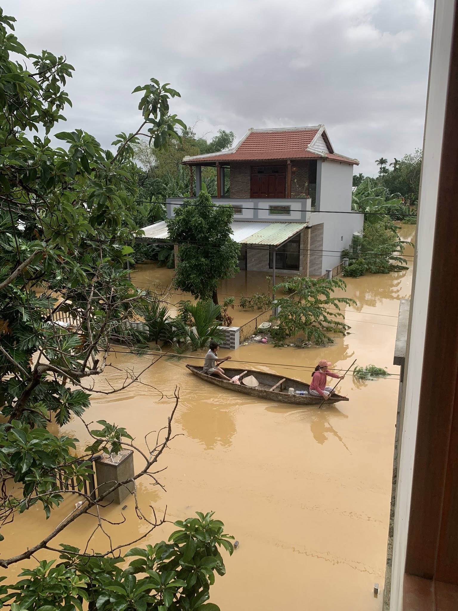 Nắng lên, hàng chục ngàn nhà dân ở Đà Nẵng vẫn ngập sâu trong lũ lịch sử - Ảnh 12