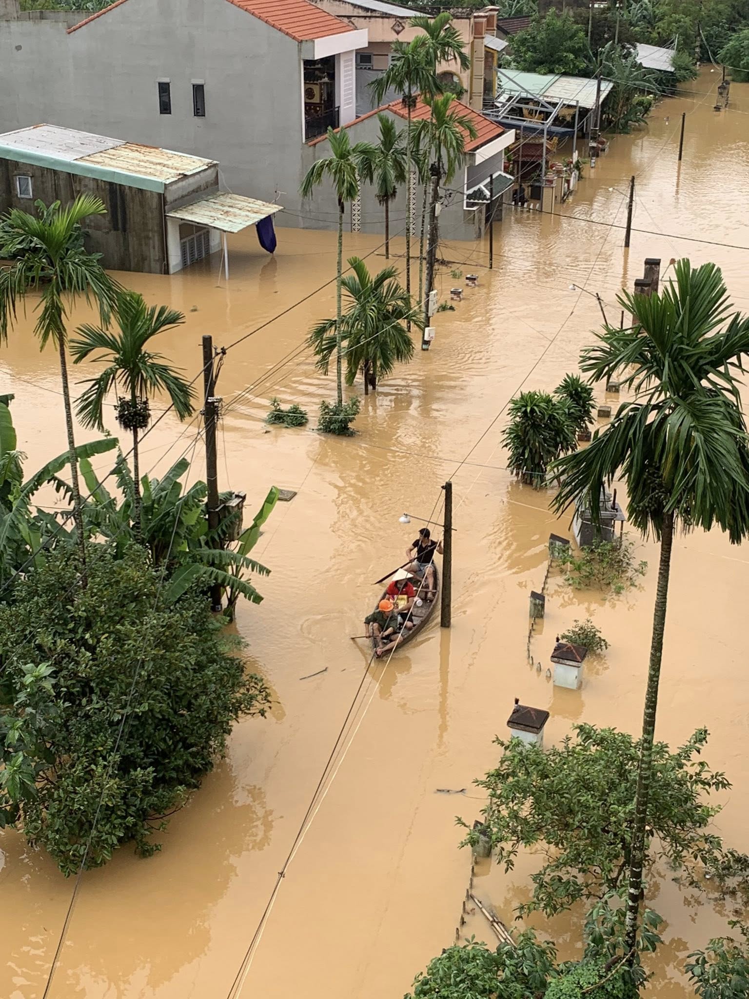 Nắng lên, hàng chục ngàn nhà dân ở Đà Nẵng vẫn ngập sâu trong lũ lịch sử - Ảnh 10