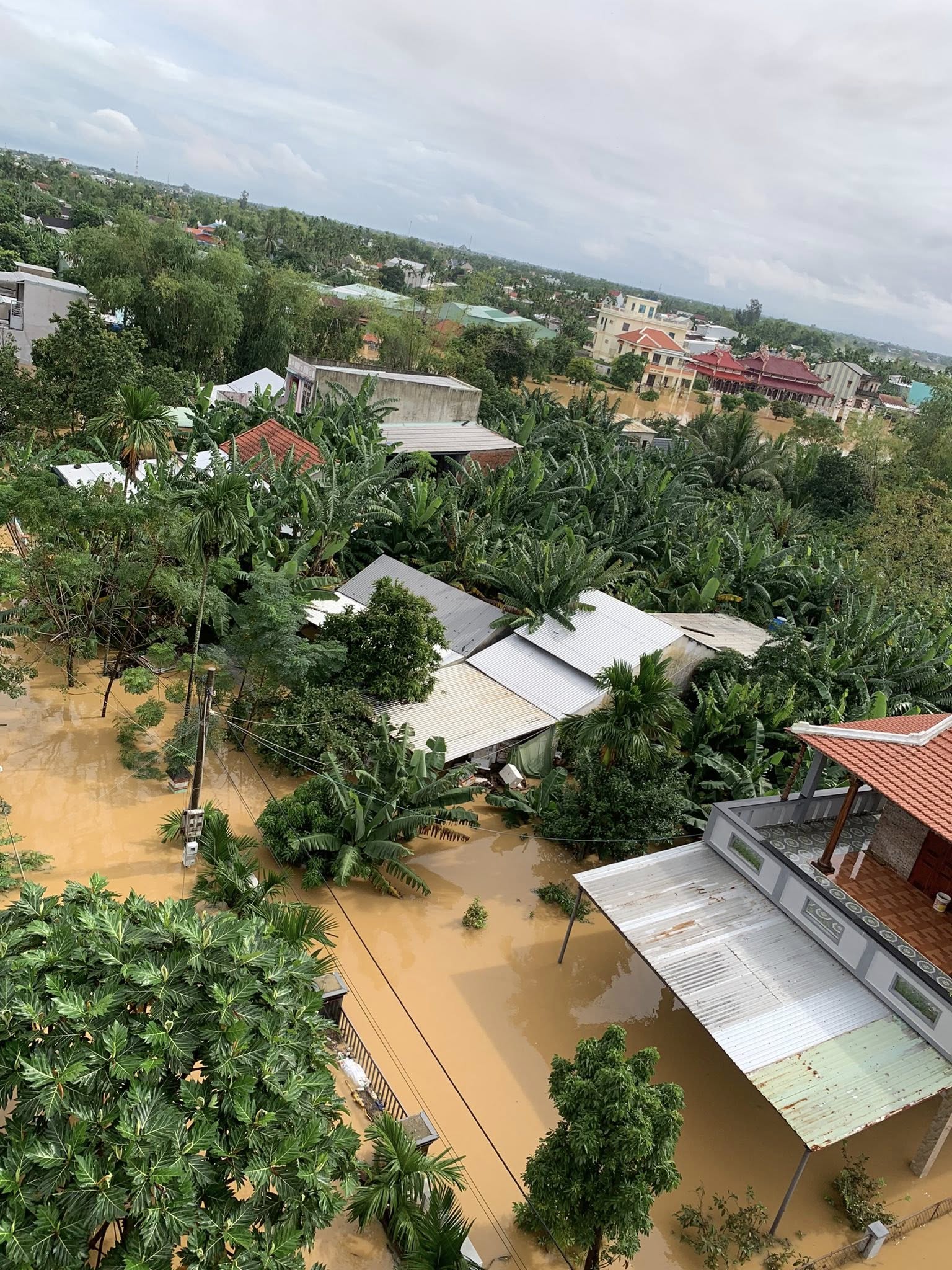 Nắng lên, hàng chục ngàn nhà dân ở Đà Nẵng vẫn ngập sâu trong lũ lịch sử - Ảnh 7