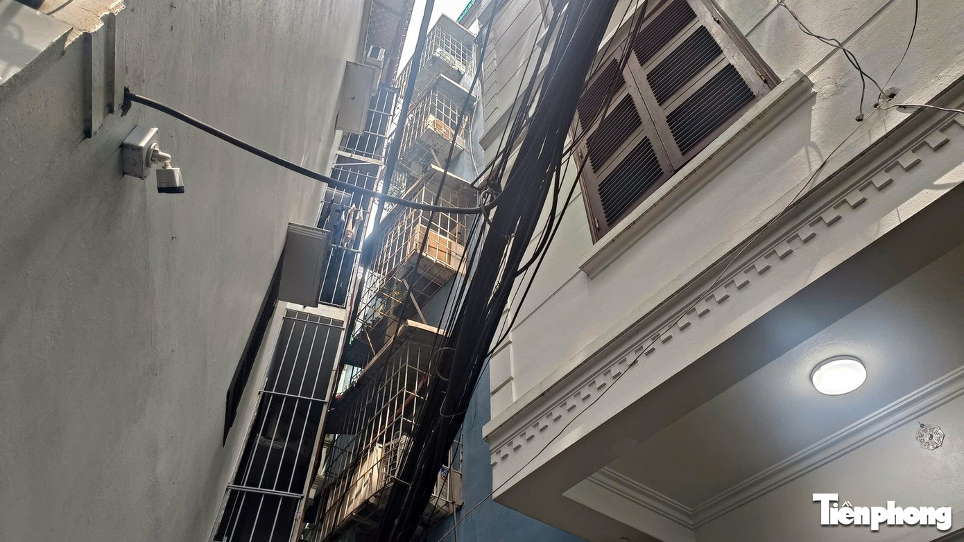 Từ vụ cháy 5 người tử vong ở Hà Nội: Ngõ nhỏ, 'chuồng cọp' bủa vây, cứu hộ gặp khó - Ảnh 12