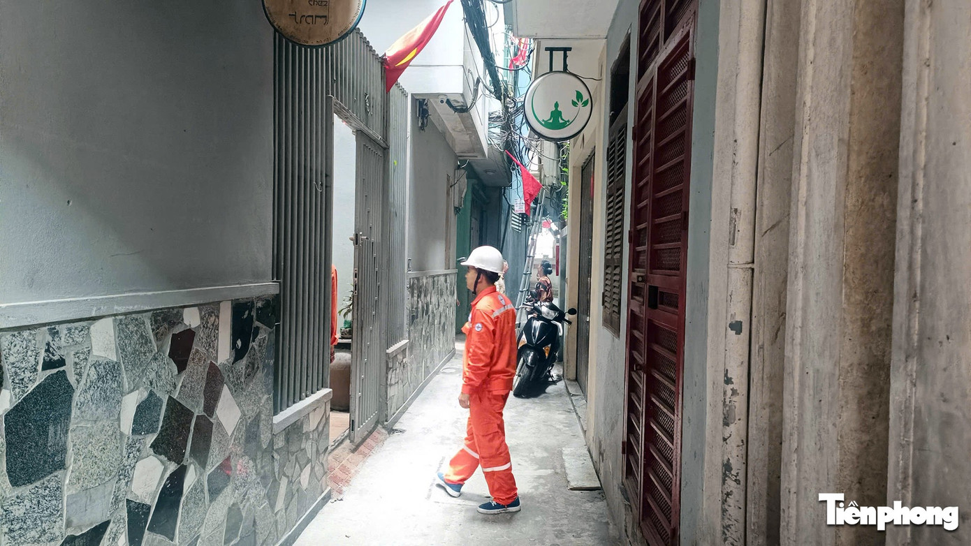 Từ vụ cháy 5 người tử vong ở Hà Nội: Ngõ nhỏ, 'chuồng cọp' bủa vây, cứu hộ gặp khó - Ảnh 8