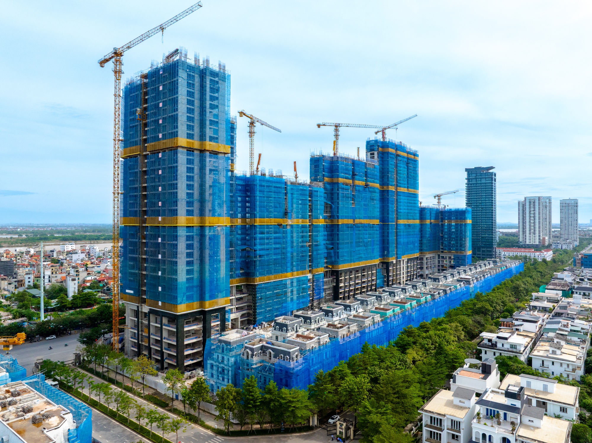 Soi tiến độ hai dự án hàng hiệu Noble Crystal của Sunshine Group tại Hà Nội - Ảnh 1