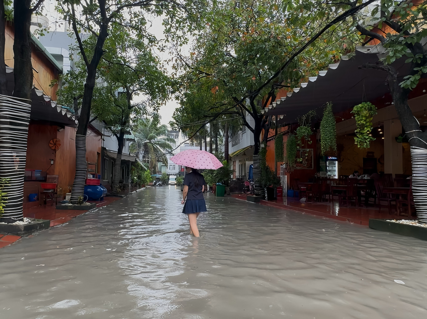 'Nỗi ám ảnh' sau mưa của người dân TPHCM những ngày qua - Ảnh 3
