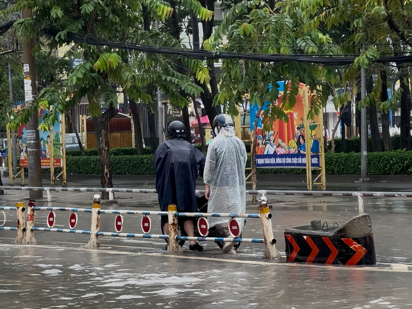 'Nỗi ám ảnh' sau mưa của người dân TPHCM những ngày qua - Ảnh 5