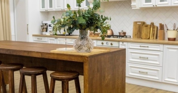 Có nên ốp sàn gỗ cho phòng bếp?