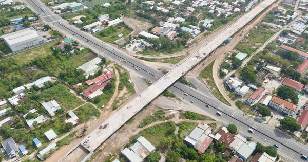 Hình ảnh con đường hơn 3.000 tỉ đồng băng qua đầm lầy đang dần về đích ở TP HCM