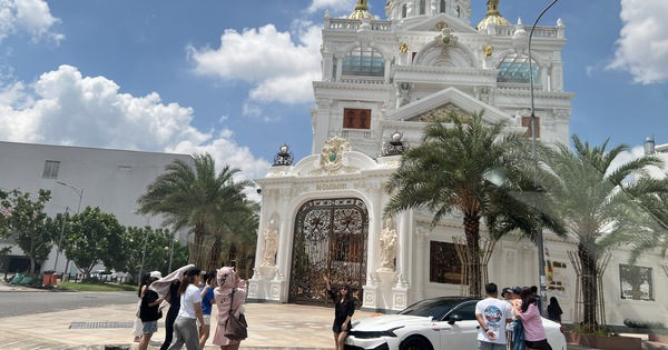 Vụ nhiều người tụ tập trước dinh thự của Ngân Collagen: Thông tin từ công an