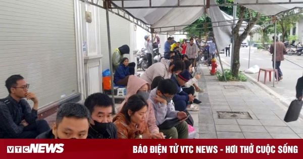 Nhà ở xã hội Đông Anh: Chủ đầu tư dựng nhà bạt cho dân xếp hàng nộp hồ sơ