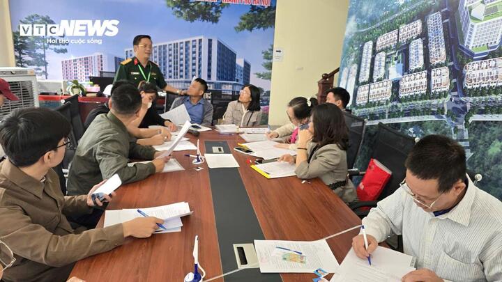 Nhà ở xã hội Đông Anh: Chủ đầu tư dựng nhà bạt cho dân xếp hàng nộp hồ sơ - Ảnh 4