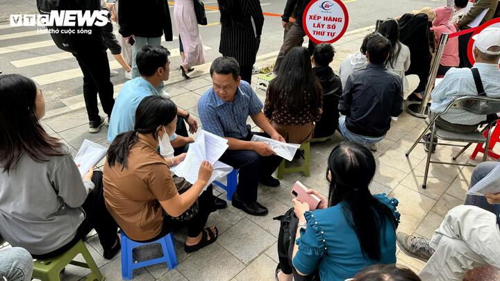 Nhà ở xã hội Đông Anh: Chủ đầu tư dựng nhà bạt cho dân xếp hàng nộp hồ sơ - Ảnh 1